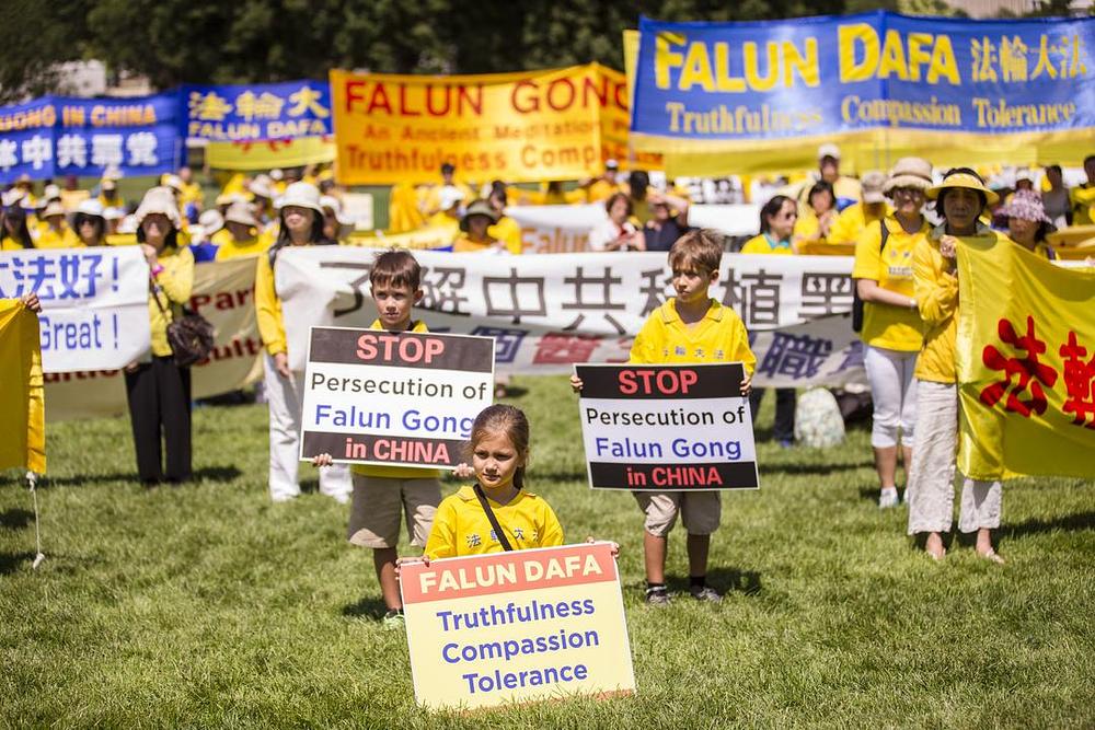 Falun Gong praktikanti i simpatizeri iz cijele zemlje održali su skup ispred Capitola u Washingtonu 16. jula 2015. godine