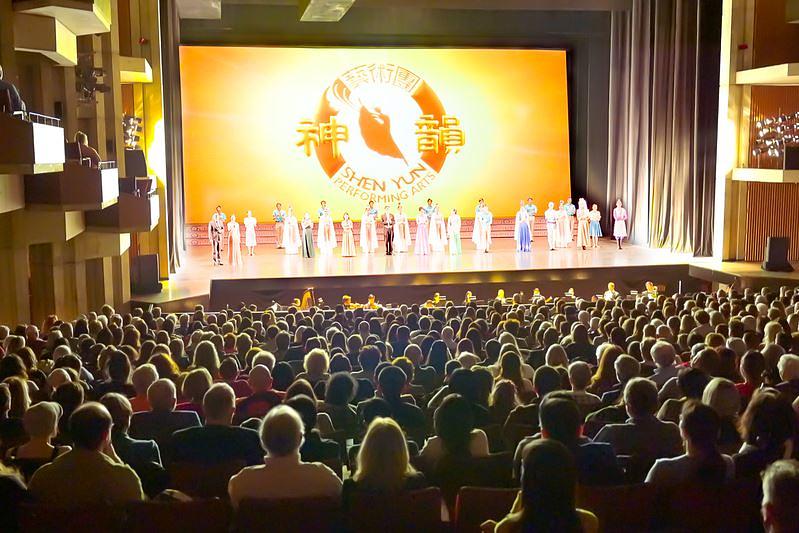 The Shen Yun World Company je izvela dvije predstave u The Oncenter Crouse Hinds Theatre u Sirakuzi, New York, 12. februara. Popodnevni nastup je bio rasprodat. (The Epoch Times)