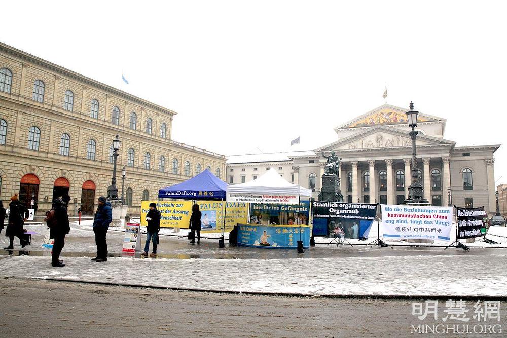 Praktikanti održavaju informativne aktivnosti ispred Münchenske palače i Međunarodne operne kuće 22. siječnja.