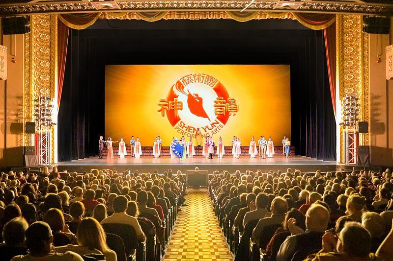 Međunarodna kompanija Shen Yun u pozorištu Stifel (ranije Peabody Opera House) u St. Louisu, Missouri, 20. februara. Kompanija je izvela dvije predstave u St. Louisu 19. i 20. februara. (The Epoch Times)