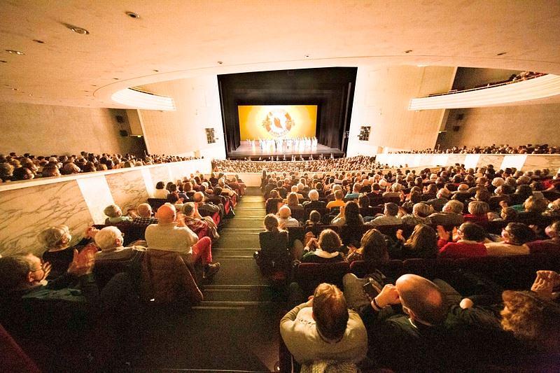Kompanija Shen Yun Global na rasprodanoj predstavi u Sali Cité des Congrès de Nantes u Nantu, Francuska, 20. februara. Kompanija je izvela osam nastupa u Nantu od 15. do 20. februara. (The Epoch Times)
