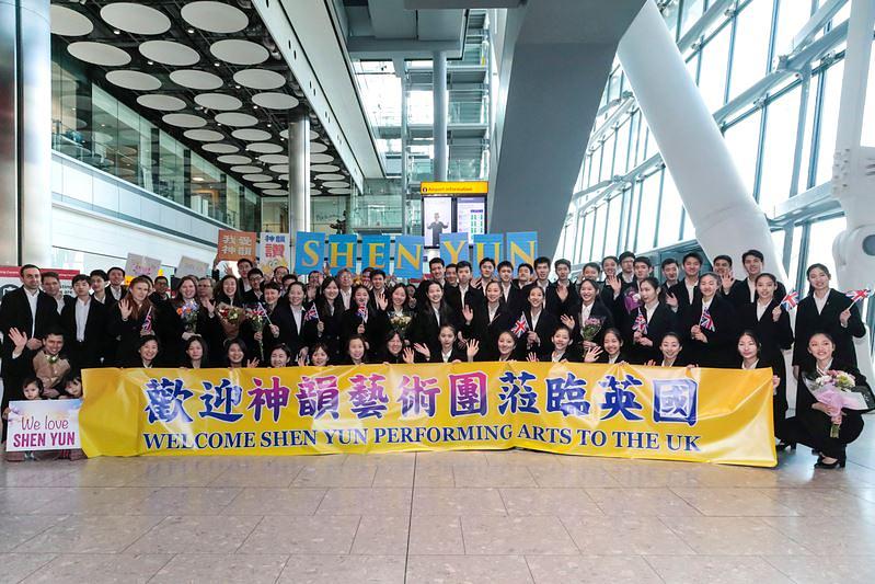 The Shen Yun World Company je stigla u London 24. februara 2022. godine na petnaest zakazanih nastupa s početkom od 26. februara. Kompaniju su dočekali lokalni fanovi sa cvijećem i transparentima. (The Epoch Times)