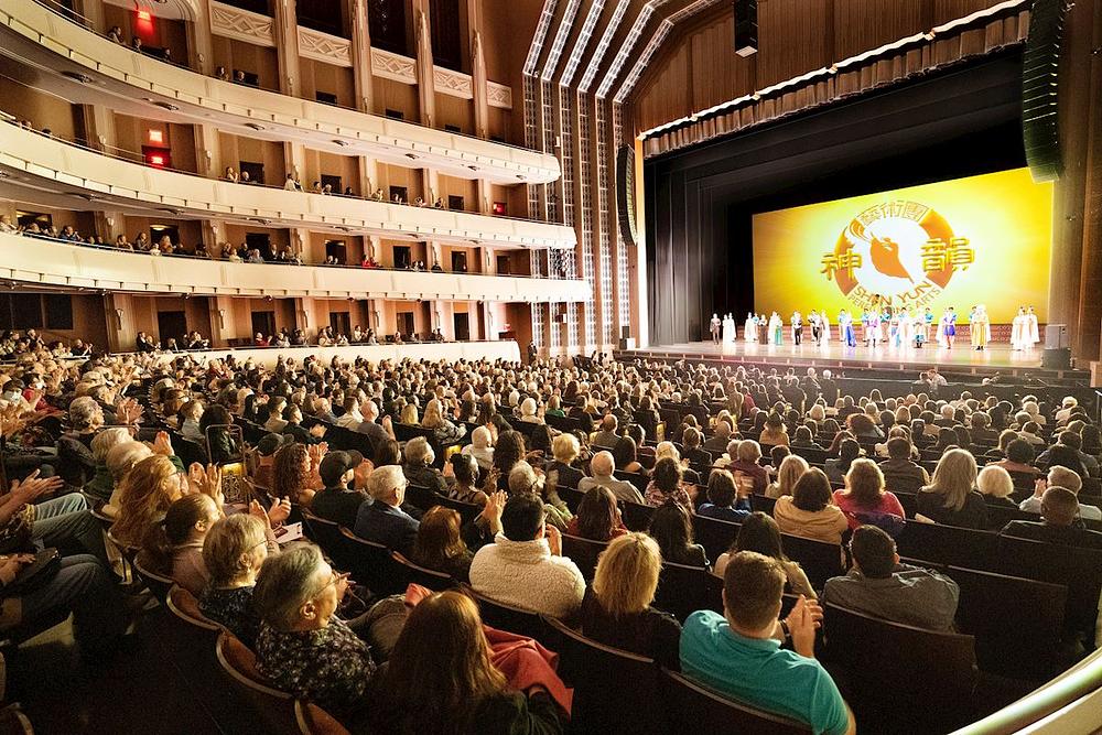 The Shen Yun New York Company u Smith Center for the Performing Arts u Las Vegasu, Nevada, 27. februara. Kompanija je izvela četiri rasprodata nastupa u Las Vegasu od 25. do 27. februara 2022. (The Epoch Times)