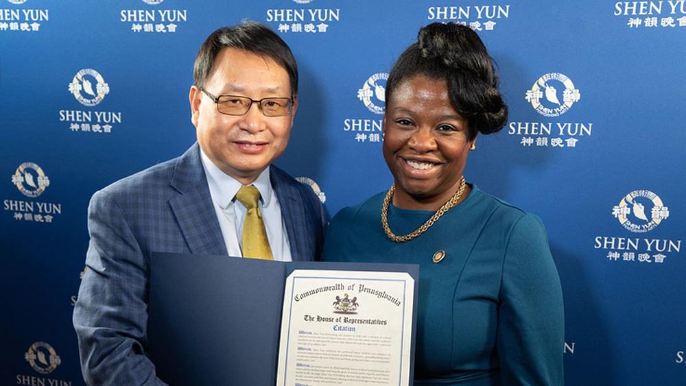 Dana 19. februara, prvog dana zakazanih nastupa Shen Yuna u Filadelfiji, državna zastupnica Regina G. Young iz Pennsylvanije je lično uručila Pohvalu lokalnom sponzoru. (NTD Televizija)