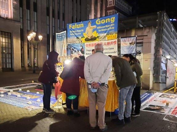 Bdijenje uz svijeće u centru Düsseldorfa kojim se podiže svijest o zločinima u Kini
