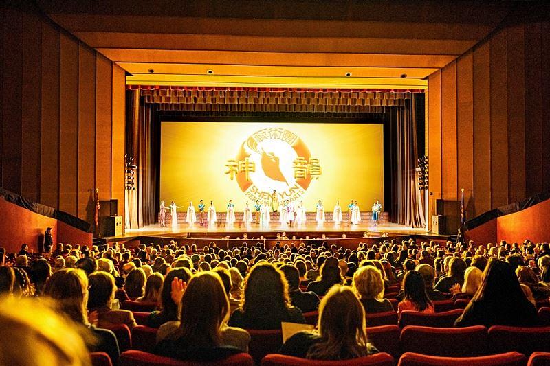  2. marta, Shen Yun International Company nastupila je u Chester Fritz Auditorium u Grand Forksu, Severna Dakota – drugom najhladnijem gradu u SAD (The Epoch Times)