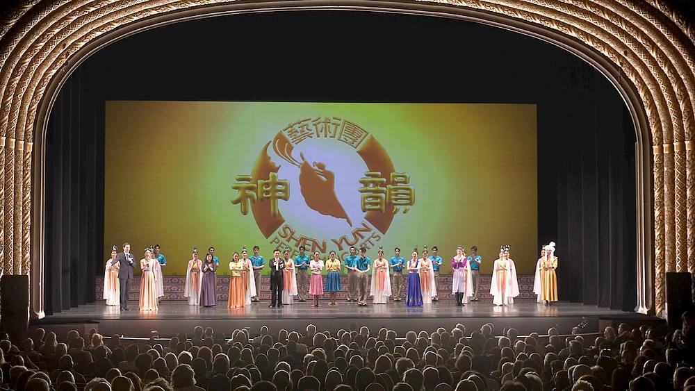  Trupa Shen Yun North America u Phoenik Orpheumu u Feniksu, Arizona, 4. marta. Trupa je imala šest rasprodatih nastupa u Feniksu od 2. do 6. marta. (The Epoch Times)