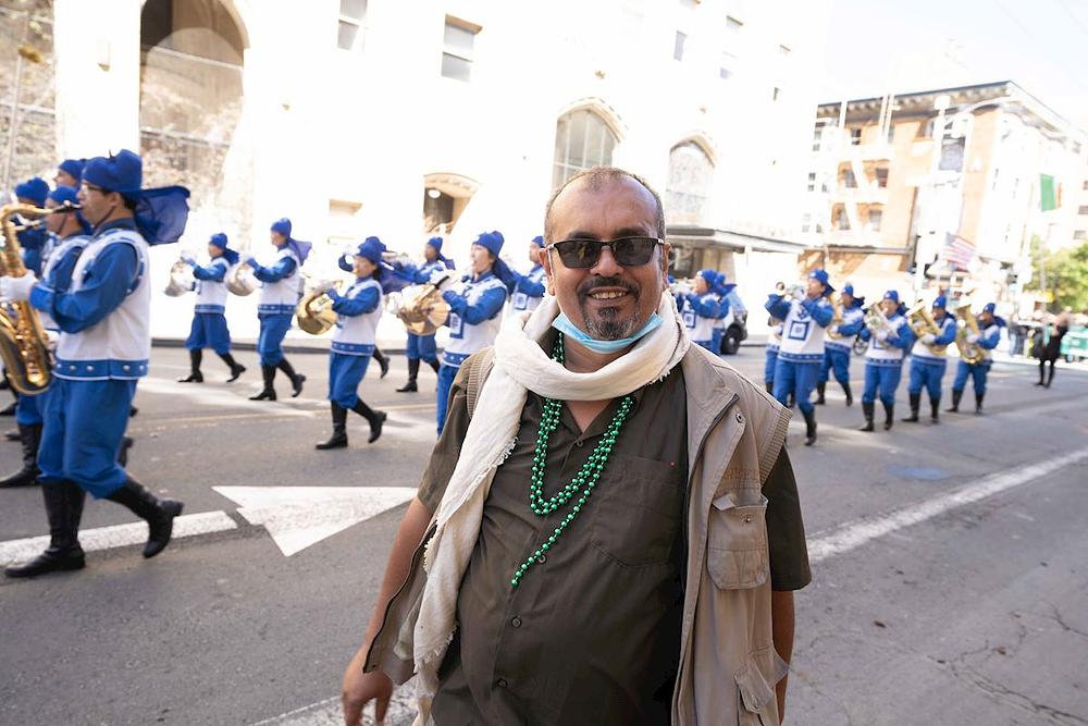 Stanovnik San Francisca Salh Mohamud hodao je uz praktikante u paradi. 