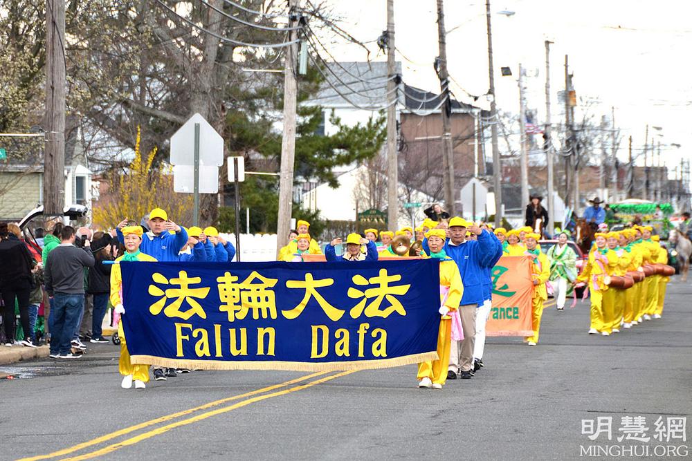 Nastup Falun Dafa grupe je bio jedini nastup kineske grupe na godišnjoj paradi u povodu Dana Svetog Patrika u Keansburgu, NJ, 26. marta 2022. godine. 