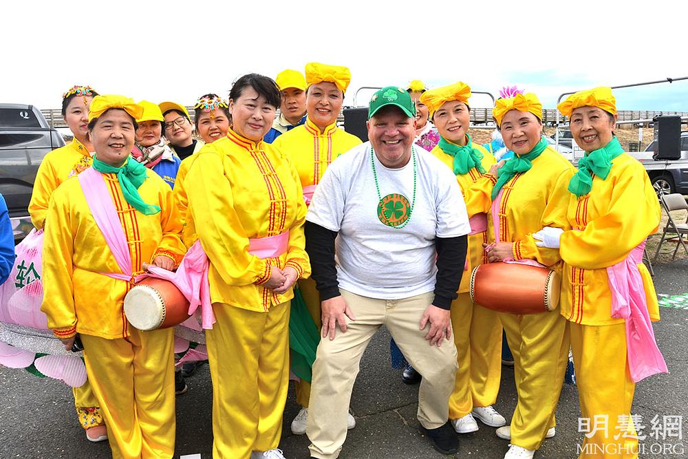 Gradonačelnik George Hoff (u sredini) i Falun Dafa praktikanti nakon parade
 