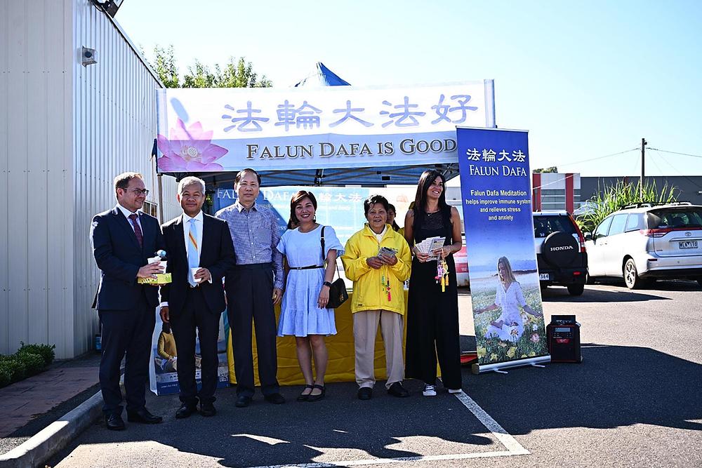 Tijekom izložbe bonsaija i orhideja 19. ožujka, član parlamenta Daniel Mulino (prvi slijeva) i Bon Nguyen (drugi slijeva), predsjednik Vijetnamske zajednice Australije, zahvalili su Falun Dafa praktikantima na njihovoj hrabrosti u suprotstavljanju progonu u Kini i na njihovom doprinosu društvu.