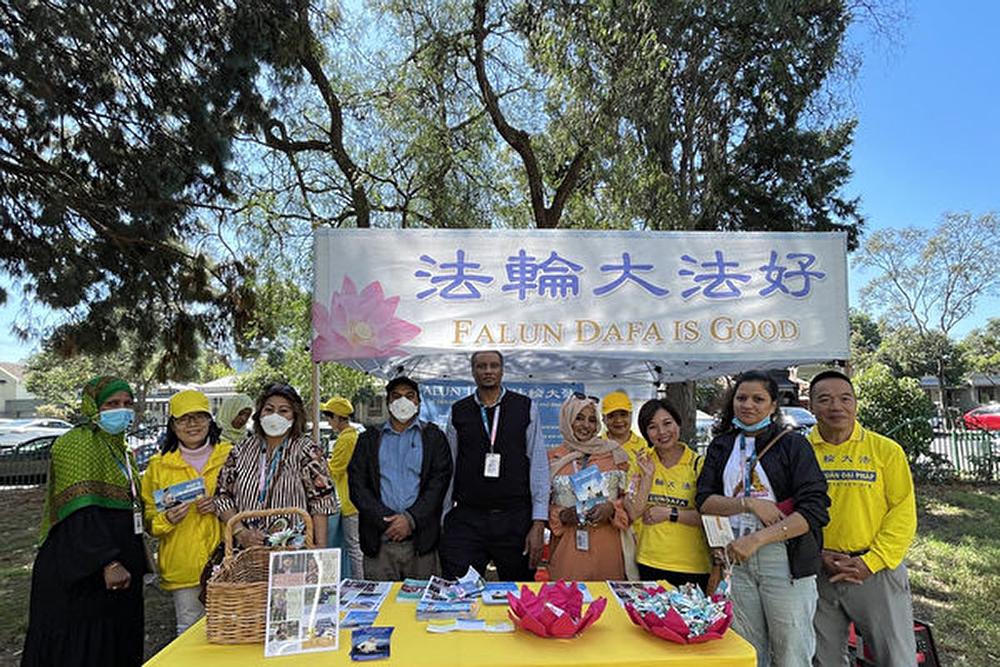 Tijekom proslave Dana harmonije 26. ožujka, članovi osoblja Odjela za obitelj, pravednost i stanovanje u Victoriji bili su zainteresirani da saznaju više o Falun Dafa. Putem lokalnih zdravstvenih agencija planiraju organizirati seriju sastanaka i preporučiti praksu članovima zajednice.