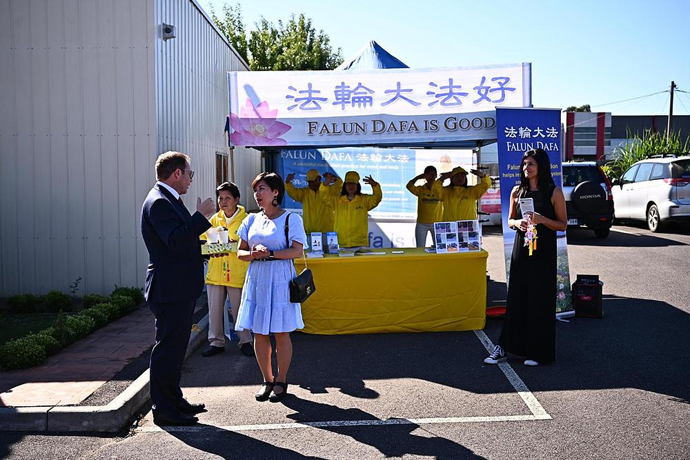 Daniel Mulino, član australskog Zastupničkog doma, rekao je da je sretan što vidi Falun Dafa praktikante na događaju.