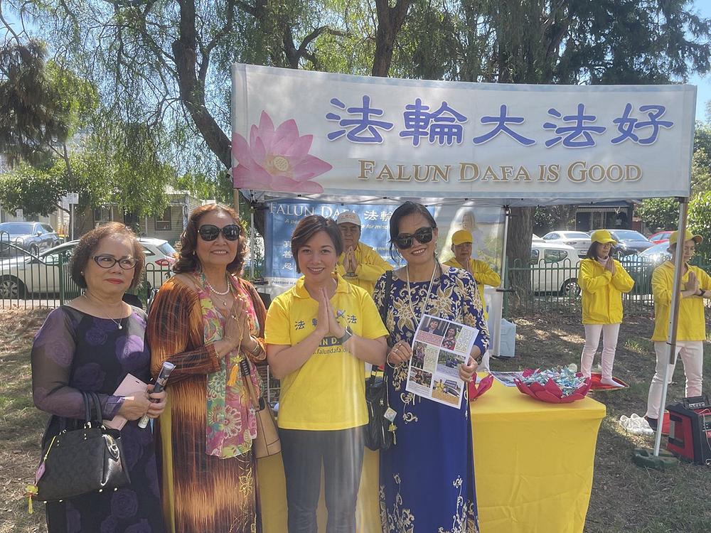 Truong iz Vijetnamske grupe starijih osoba u Kensingtonu (drugi slijeva) želi naučiti više o Falun Dafa.