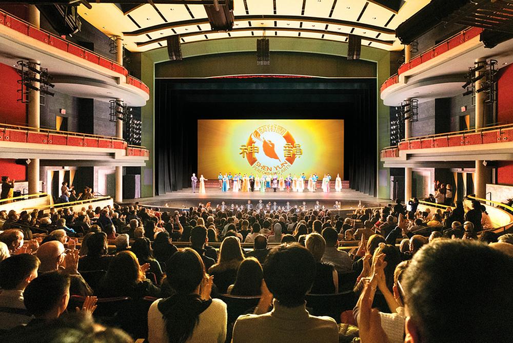 Kompanija Shen Yun Global u Living Arts Centru u Mississaugi, Kanada, 25. marta 2022. Kompanija je imala pet nastupa u Mississaugi od 25. do 29. marta. (The Epoch Times)