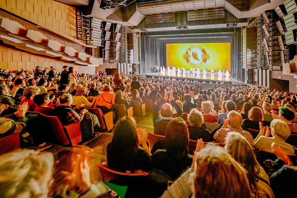 The Shen Yun Touring Company u pozorištu Queen Elizabeth u Vancouveru, Kanada, 24. marta. Kompanija je izvela sedam predstava u Vancouveru od 22. do 27. marta. (The Epoch Times)