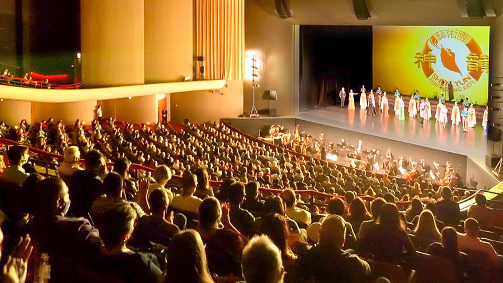The Shen Yun International Company u Blaisdell Concert Hall u Honoluluu, Havaji, 26. marta. Kompanija je izvela tri nastupa u Honoluluu od 26. do 27. marta. (The Epoch Times)