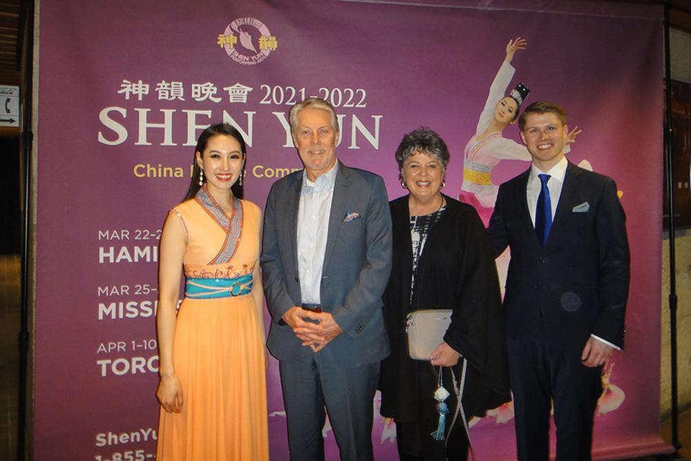 Gradonačelnik Hamiltona Fred Eisenberger, njegova supruga Diane, sa voditeljima kompanije Shen Yun Global u Prvoj koncertnoj dvorani Ontario u Hamiltonu 22. marta. Gradonačelnik Eisenberger je također, prije nastupa, poslao pismo dobrodošlice Shen Yunu.