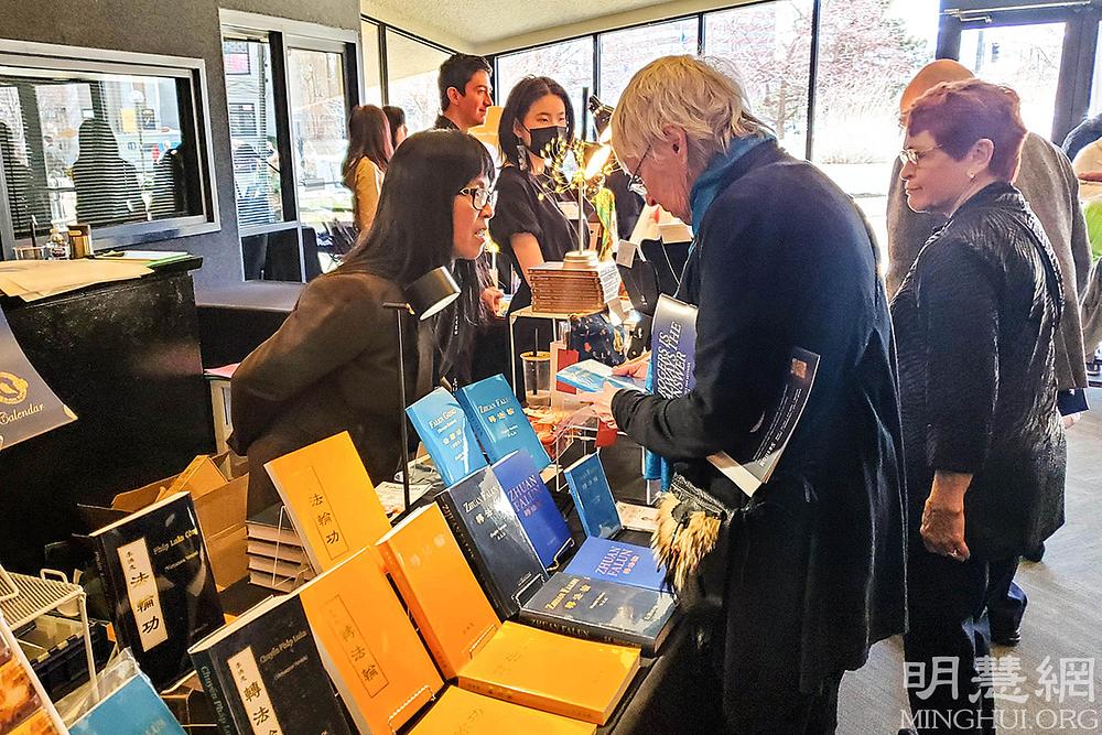  Publika kupuje Falun Dafa knjige na štandu Shen Yun Gift Shop-a u Pionir centru za scenske umetnosti u Rinou, Nevada. (Minghui.org)