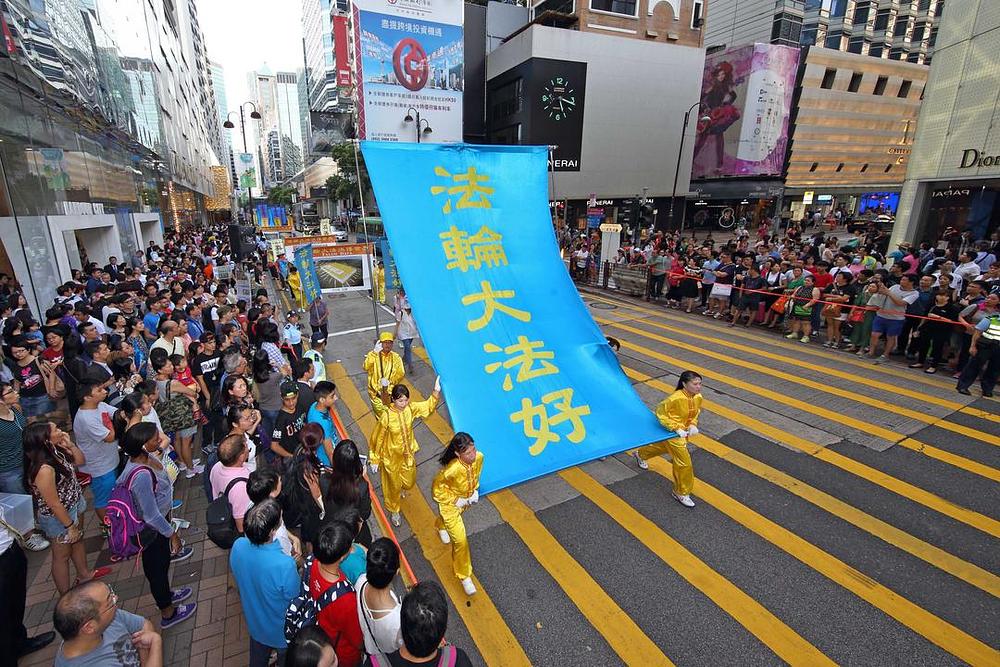 Mnogi ljudi posmatraju paradu u subotu, 18. jula