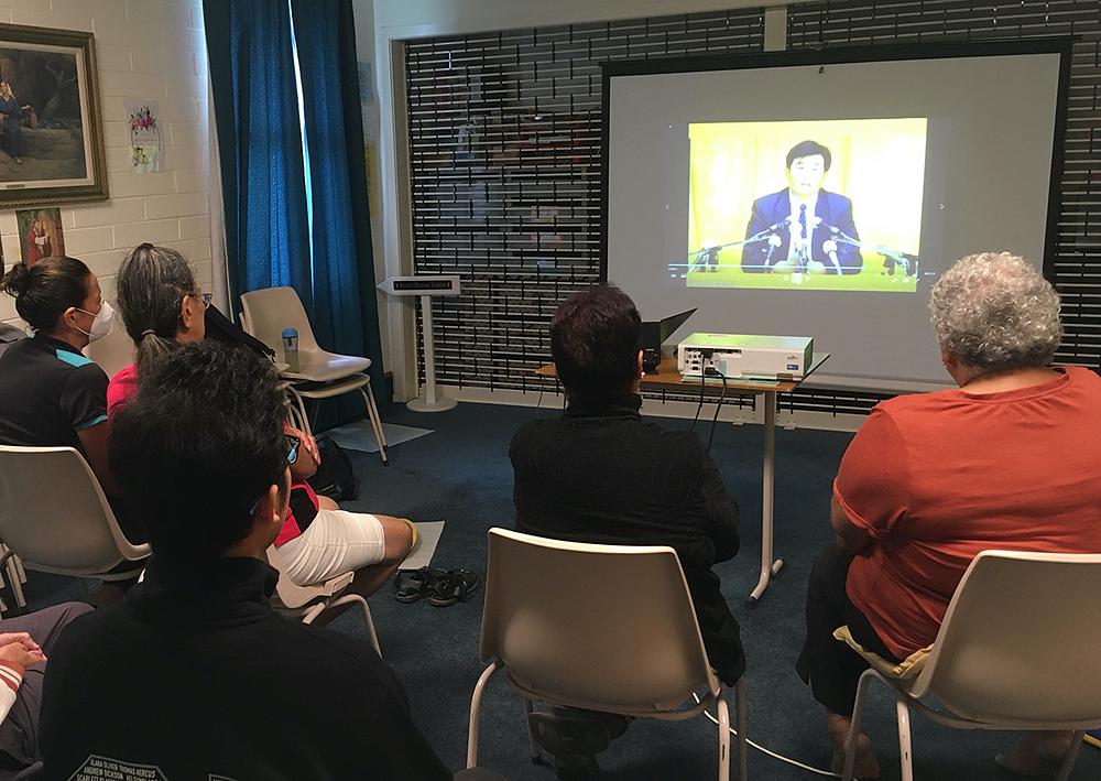 Praktikanti na Novom Zelandu su gledali video snimke serije Učiteljevih devetodnevnih predavanja održanih u Guangzhouu. Serija predavanja je održana od 30. marta do 19. aprila u Whanganuiju. 