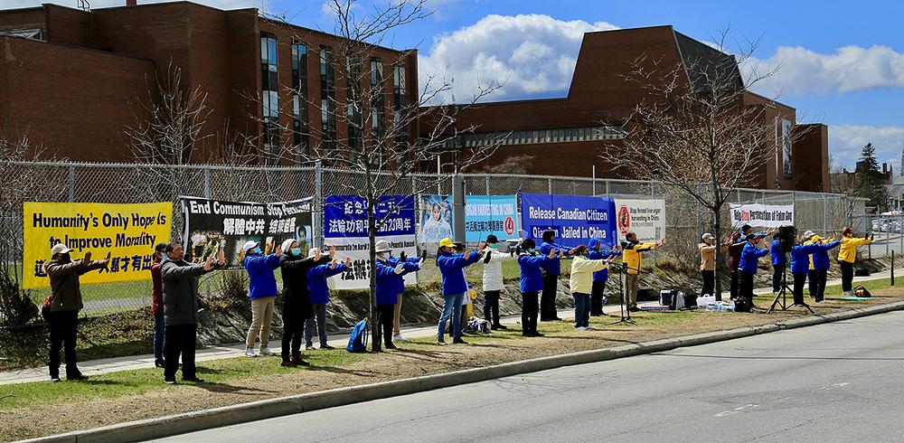 Izvođenje Falun Dafa vježbi ispred kineske ambasade u Otavi 22. aprila 2022. 