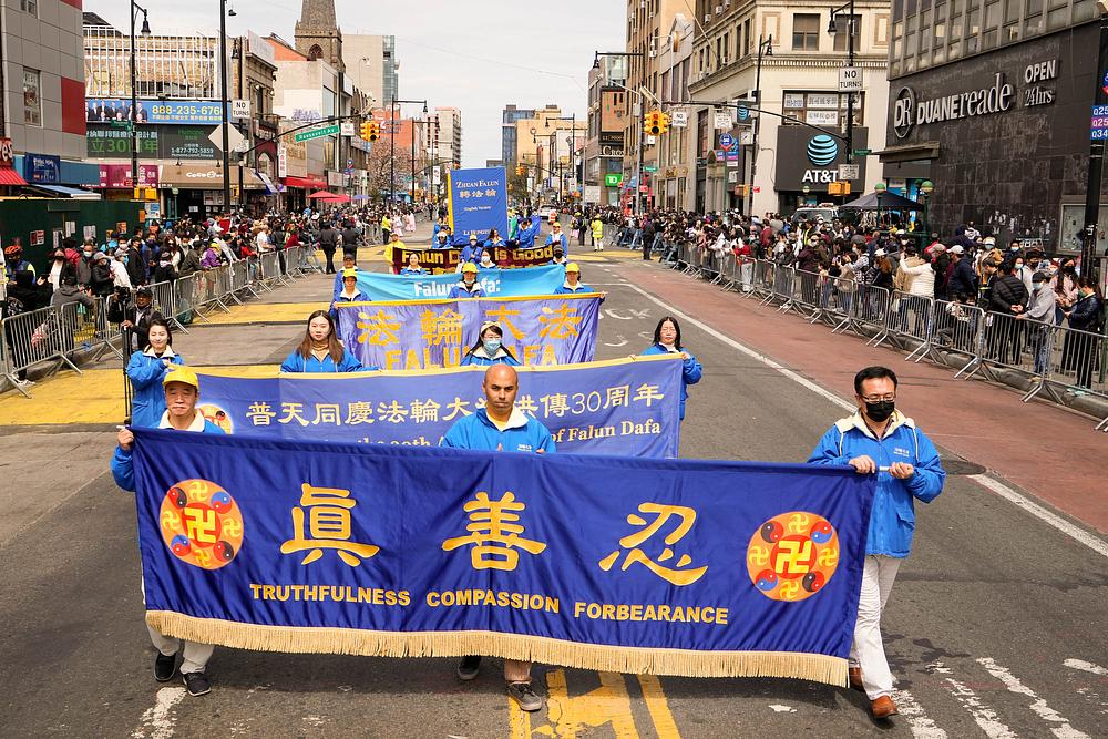 Falun Dafa praktikanti su održali paradu u Flushingu, New York, 23. aprila u znak sjećanja na apel od 25. aprila održan u Pekingu 1999. godine. 