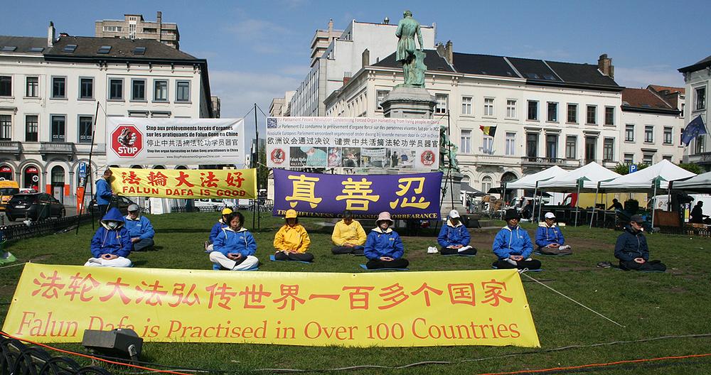 Praktikanti održavaju aktivnosti ispred Europskog parlamenta u Bruxellesu 26. travnja 2022. kako bi proširili svijest o tekućem progonu Falun Dafa u Kini.