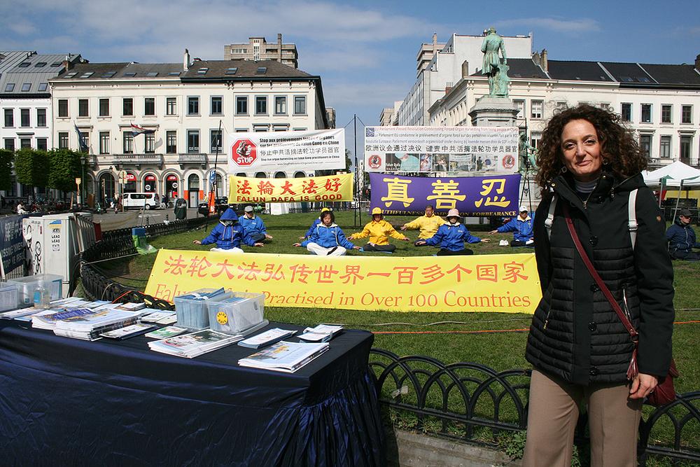 Angela Munzinte iz Italije: „Prisilno uzimanje organa, ovo što se događa u Kini, je zastrašujuće. Moje srce boli za njih [Falun Dafa praktikante].”