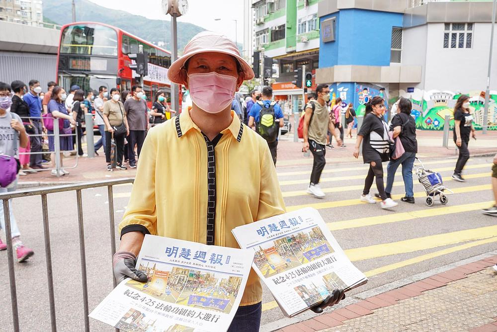 Gđa. Pan svaki dan dijeli materijale nadajući se da će ljudi saznati istinu o progonu Falun Dafa   