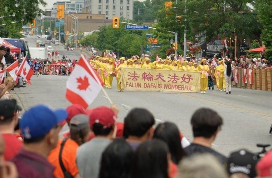 Praktikantski Falun Dafa Tian Guo Marching Band i dobošarska grupa su učestvovali na paradi povodom Dana Kanade u Mississaugi 1. jula. 