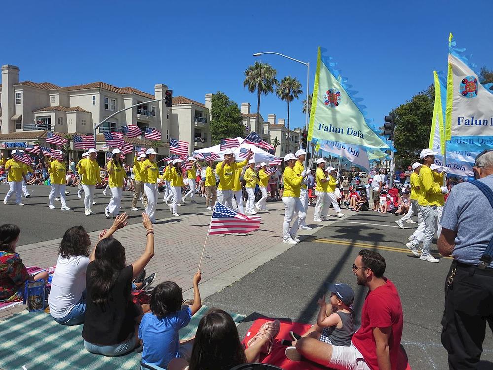 Praktikanti su bili pozvani da učestvuju u Paradi u povodu 4. jula u Huntington Beachu.