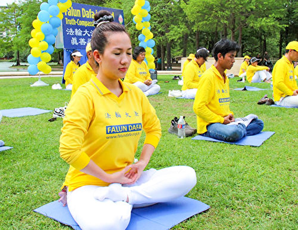 Gospođa My, Falun Dafa praktikantica porijeklom iz Vijetnama, trenutno živi u Houstonu, Texas.