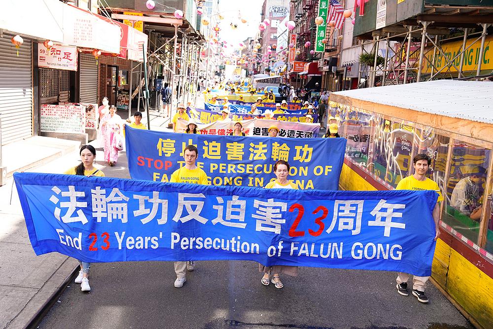 Praktikanti Falun Gonga marširaju 10. jula 2022. u kineskoj četvrti na Menhetnu kako bi obeležili 23 godine progona.