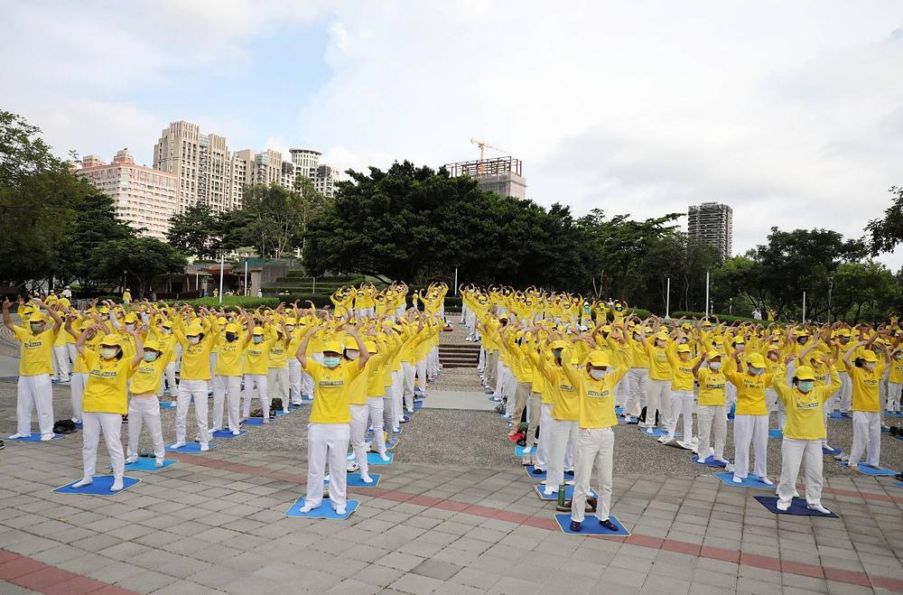 Praktikanti su počeli ovu manifestaciju održanu 10. jula 2022. godine izvodeći Falun Dafa vježbe u Wen-Hsin park šumi u Taichungu. 