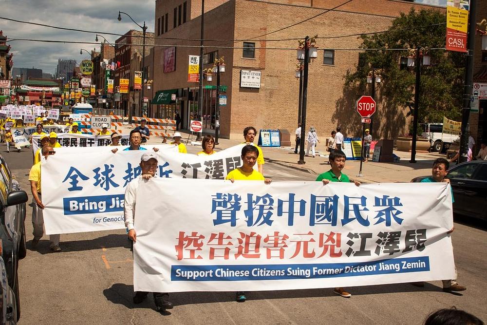 Falun Gong praktikanti  marširaju 1. avgusta 2015. godine Kineskom četvrti Čikaga u znak podrške podnošenju tužbi protiv Jianga. 