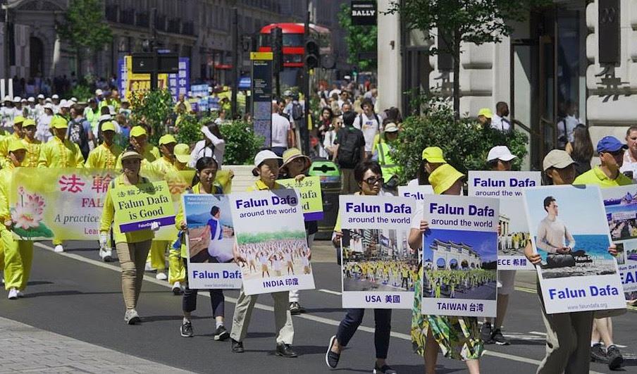  Praktikanti na paradi su takođe držali transparente kojima su čestitali skoro 400 miliona Kineza koji su napustili KPK.