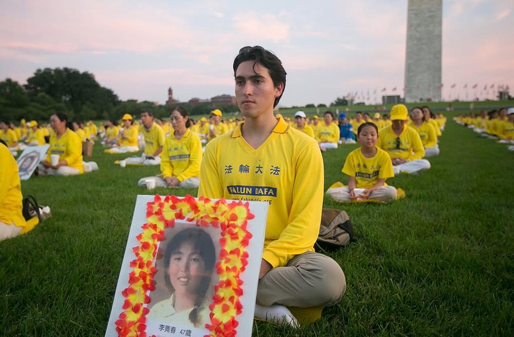  Sveučilišni student Makai Albert počeo je prakticirati Falun Dafa 2017. Šest mjeseci kasnije saznao je za progon preko interneta i od tada ljude informira o zločinima.