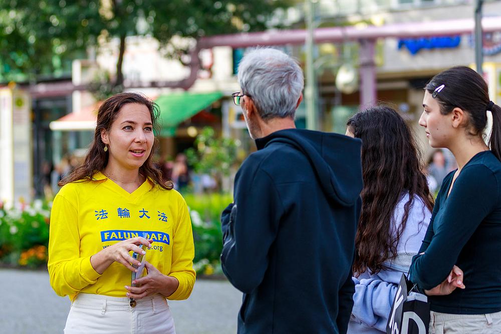Prolaznici saznaju za Falun Dafa i potpisuju peticiju za prekid progona.