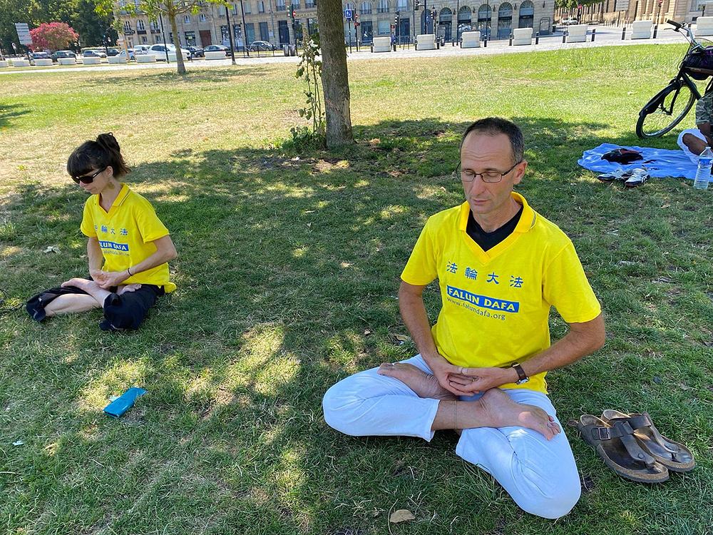 Praktikanti meditiraju u blizini rijeke La Garonne u Bordeaux-u 24. srpnja 2022.