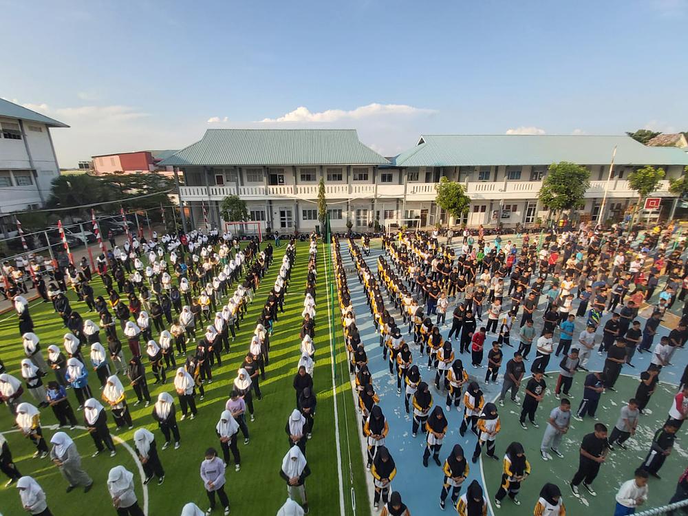 Više je od 1.000 učenika iz stručne školi SMK Negeri 7 (ili SMKN7) u Batamu naučilo Falun Dafa vježbe 21. jula 2022. godine.
