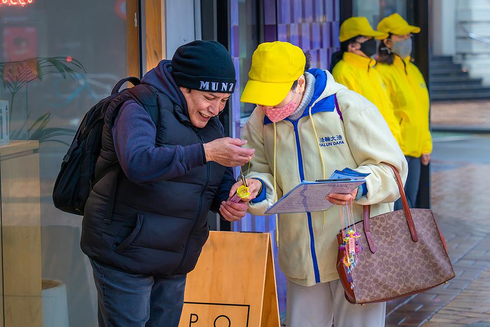 Ljudi se raspituju za Falun Dafa i potpisuju peticiju za prekid progona.