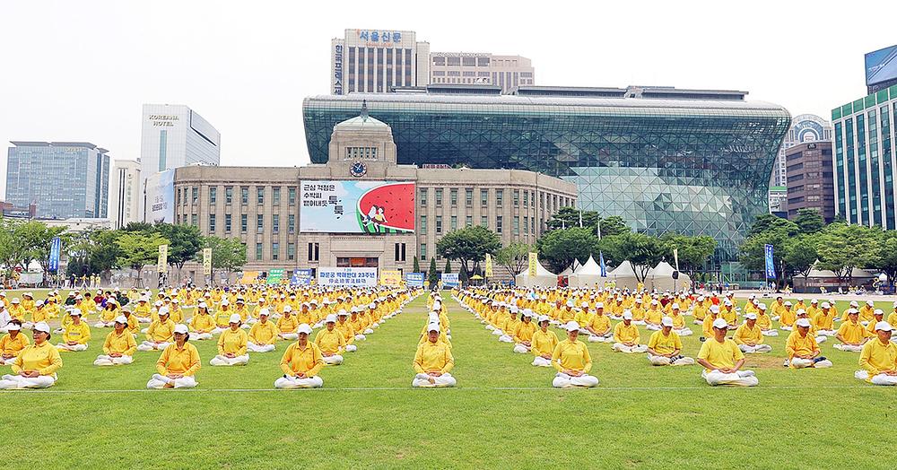  Praktikanti su demonstrirali vježbe ispred gradske vijećnice u Seulu 20. srpnja 2022., kao dio cjelodnevnih aktivnosti kako bi skrenuli pozornost na 23 godine progona.