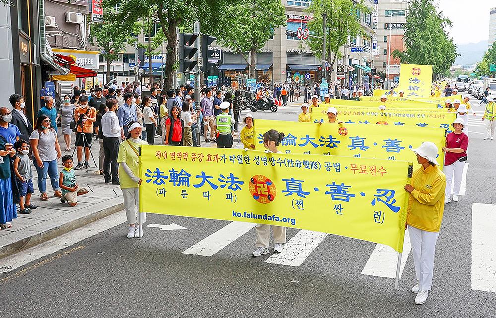 Praktikanti u Južnoj Koreji održali su skup i paradu u središtu Seoula 20. srpnja 2022., kako bi rekli stanovnicima o 23-godišnjem progonu. 