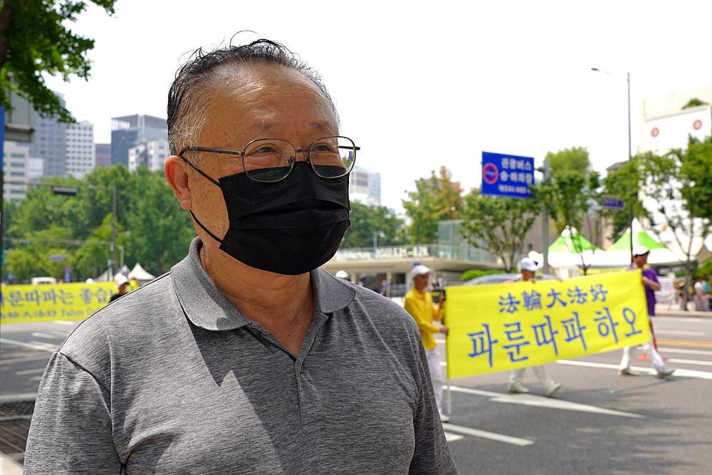 G. Jin je gledao paradu i rekao da se nada da će se Falun Dafa prakticirati diljem svijeta. 
