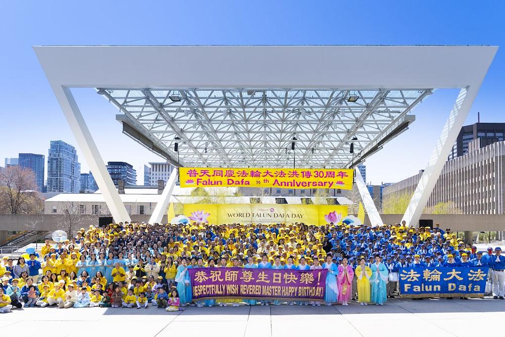  Praktikanti su se okupili na trgu ispred gradske vijećnice Toronta 7. svibnja kako bi proslavili Svjetski dan Falun Dafa i rođendan g. Li Hongzhi-a, osnivača prakse.