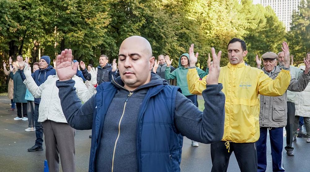  Praktikanti su radili vežbe u parku 17. i 18. septembra kako bi upoznali ljude sa Falun Dafom.