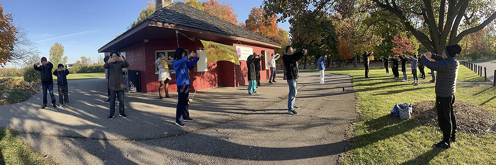  Studenti sa Univerziteta Rochester u Michiganu su se pridružili praktikantima na vježbalištu u Troyi i naučili pokrete Falun Dafa vježbi.
