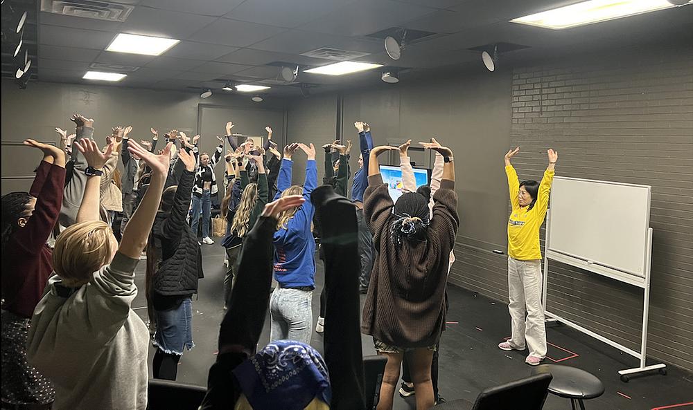  Praktikanti predstavljaju Falun Dafa na času Svjetske religije na Univerzitetu Rochester i demonstriraju vježbe.