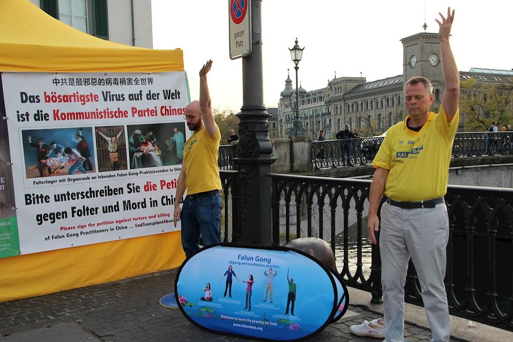 Praktikanti demonstriraju izvođenje Falun Dafa vježbi